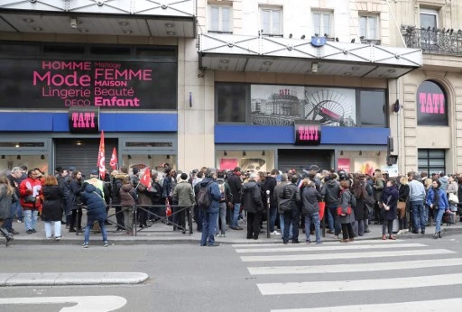 Employés manifestant en 2017, quartier Barbès à Paris, devant l’enseigne Tati en difficulté. (Jacques DEMARTHON/ AFP)