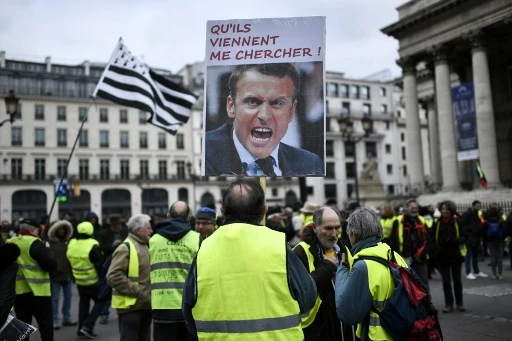 Macron pris à partie par des "gilets jaunes", l'opposition dénonce son imprudence