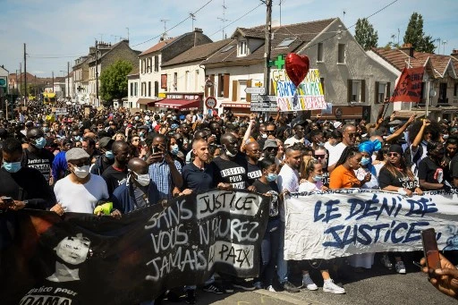 Marche à Beaumont-sur-Oise sous le thème du climat et contre les violences policières, pour la quatrième commémoration de la mort d’Adama Traoré (Bertrand GUAY/AFP)