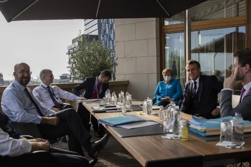 Angela Merkel et Emmanuel Macron en marge du sommet de l’Union européenne à Bruxelles, le 18 juillet. (Francisco SECO/AFP)