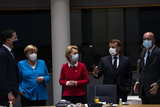 Concertation sous masques entre la chancelière allemande Angela Merkel, le Premier ministre néerlandais Mark Rutte, la présidente de la Commission européenne Ursula von der Leyen et le président français Emmanuel Macron lors du sommet de sauvetage économique de l’Union européenne. (Francisco SECO/AFP)