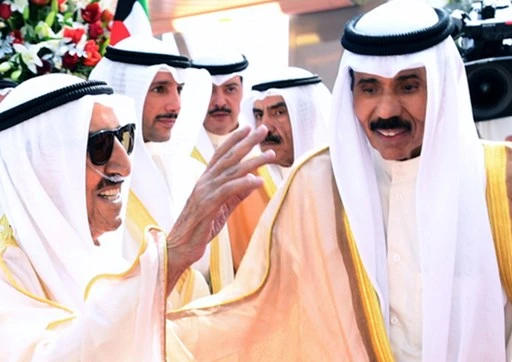 L’émir du Koweït, Cheikh Sabah al-Ahmad al-Jaber al-Sabah saluant une délégation officielle aux côtés du prince héritier Cheikh Nawaf al-Ahmad al-Jaber al-Sabah. (AFP/KUNA)