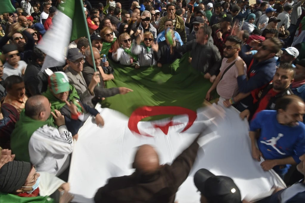 Algérie: deux militants antirégime condamnés à six mois de prison