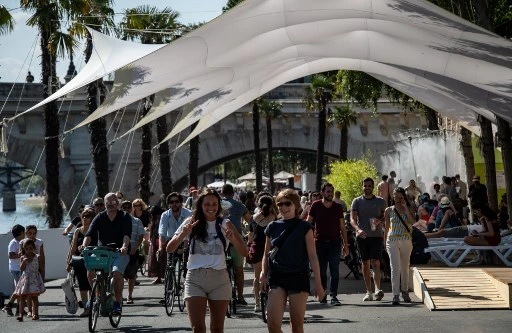 En l'absence des touristes, les parisiens profitent de leur ville