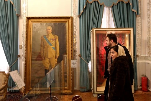 Visiteurs au Green Palace, résidence éphémère du Chah Mohammad Reza Pahlavi, au complexe muséal Sa’d Abad au Nord de Téhéran. (Atta KENARE/AFP)