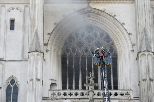 Incendie de la cathédrale Saint-Pierre-et-Saint-Paul de Nantes, ouest de la France, le 18 juillet 2020. (AFP)