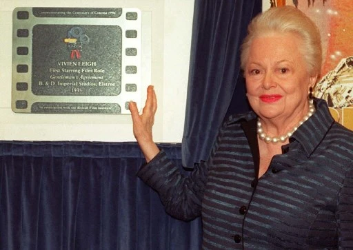 Olivia de Havilland dévoilant une plaque commémorative en l’honneur de Vivien Leigh, sa comparse dans Autant en emporte le vent (Rosie Hallam/AFP)