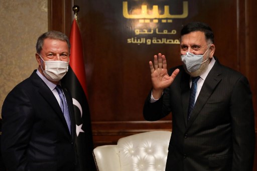 Le Premier ministre libyen Fayez al-Sarraj (g) recevant le ministre turc de la Défense Hulusi Akar à Tripoli, le 3 juillet dernier (AFP)
