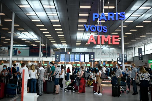 Voyageurs à l'aéroport d'Orly, au sud de Paris, le 1er août 2020. (AFP)