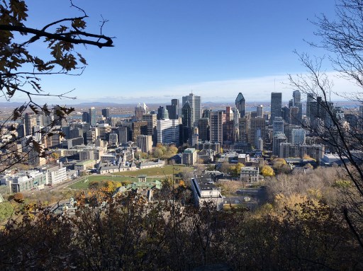 Vue du centre-ville de Montréal, depuis le Mont Royal qui surplombe la ville (Daniel Slim/AFP)