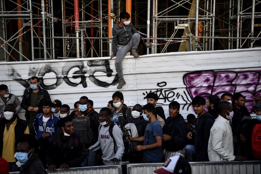 France: un campement de jeunes migrants évacué en plein Paris