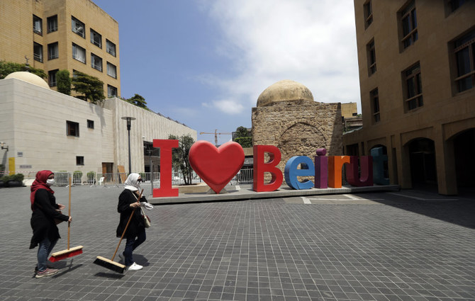 Avec des balais et des pelles, les volontaires libanais montrent le véritable esprit de Beyrouth