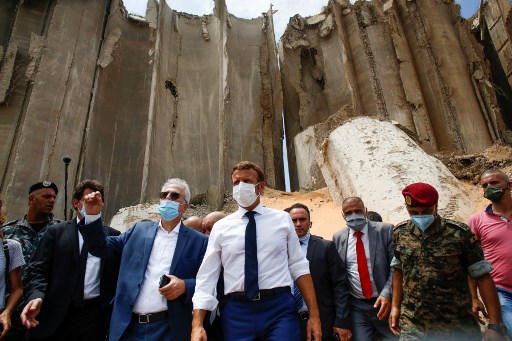 Visite de Macron sur les lieux de l’explosion à Beyrouth, devant les silos anéantis du port (Thibault Camus/AFP)