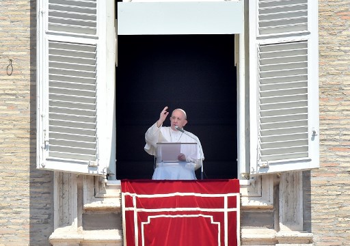 Le pape François bénissant les fidèles de sa fenêtre sur la place Saint Pierre, cité du Vatican. (Filippo Monterforte/AFP)