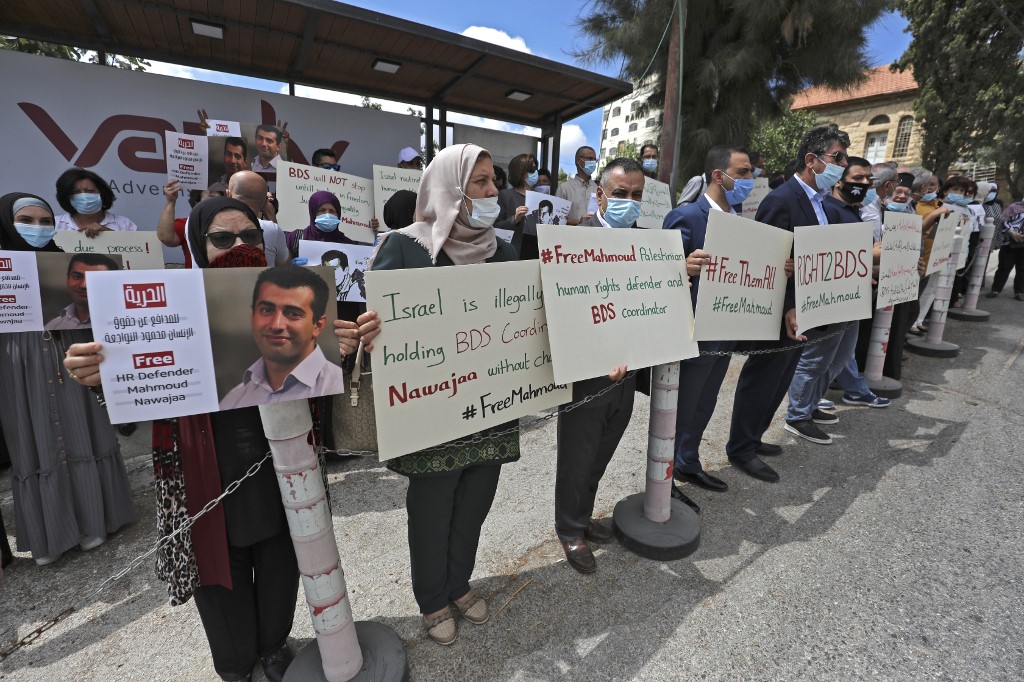 Les manifestants devant les bureaux de la délégation européenne, à Ramallah, mardi. (Abbas MOMANI/AFP)