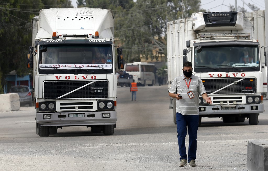 Suite à des tirs de ballons incendiaires, Israël ferme l'entrée des marchandises vers Gaza