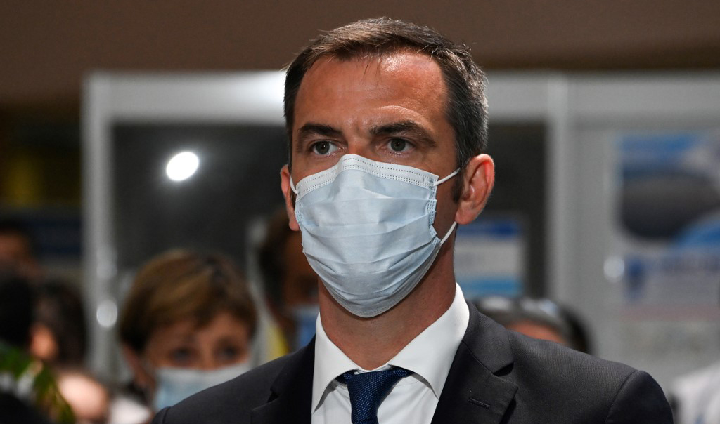 COVID-19: Le vaccin russe mis en doute, Paris "attend les laboratoires"