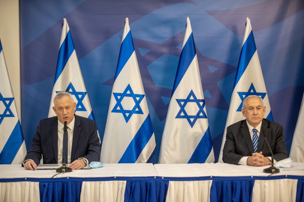 Benny Gantz et Benjamin Netanyahou émettant un communiqué en juillet. (TAL SHAHAR/POOL/AFP)