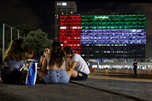 La mairie de Tel Aviv, en Israël, illuminée aux couleurs des Émirats arabes unis le 13 août, pour célébrer l’accord de normalisation entre les deux pays sous l’égide des États-Unis (Jack Guez/AFP)