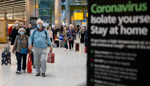 Aux arrivées de l’aéroport de Heathrow, panneau de prévention contre la Covid-19 (Olga Akmen/AFP)