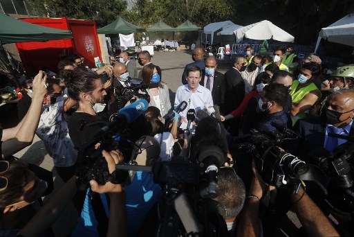 Le sous-secrétaire d’État américain aux Affaires politiques David Hale rencontre les volontaires du « base camp » non loin du site de l’explosion du 4 août (Hussein Malla/Pool/AFP)