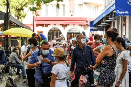 Le Haut conseil de santé publique prône le masque dans tous les lieux clos collectifs