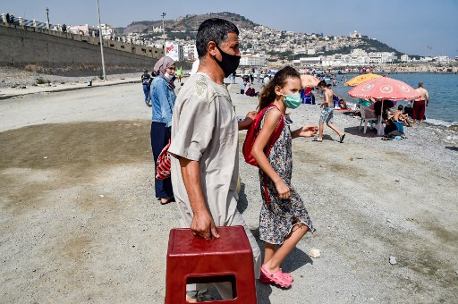 Covid-19: l'Algérie rouvre ses plages, ses cafés et ses mosquées