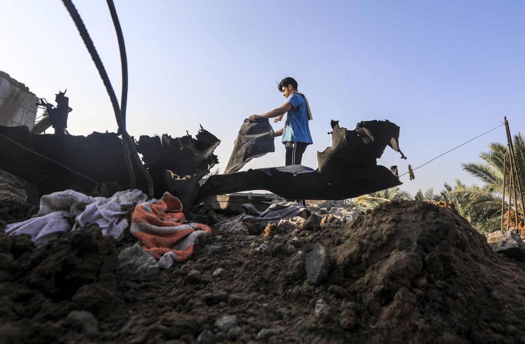 Les décombres d’une terrasse du camp de réfugiés palestiniens al-Bureij suite à une frappe israélienne. (Mahmud HAMS/AFP)