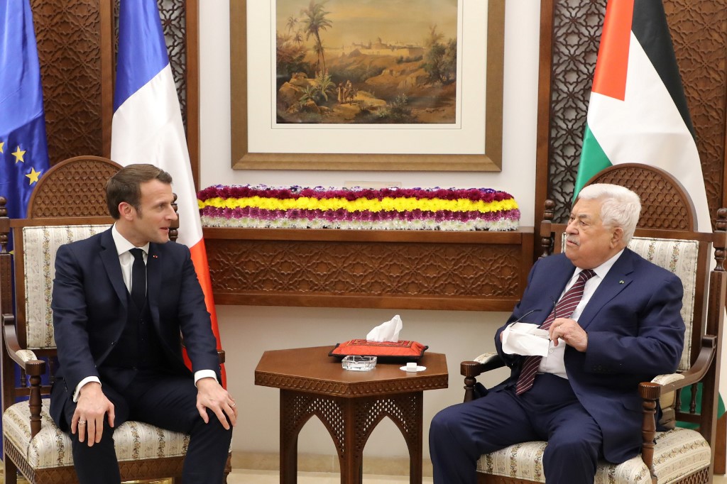 Emmanuel Macron en discussion avec le président de l’autorité Palestinienne Mahmoud Abbas, à Ramallah en janvier. (Ludovic MARIN/AFP)