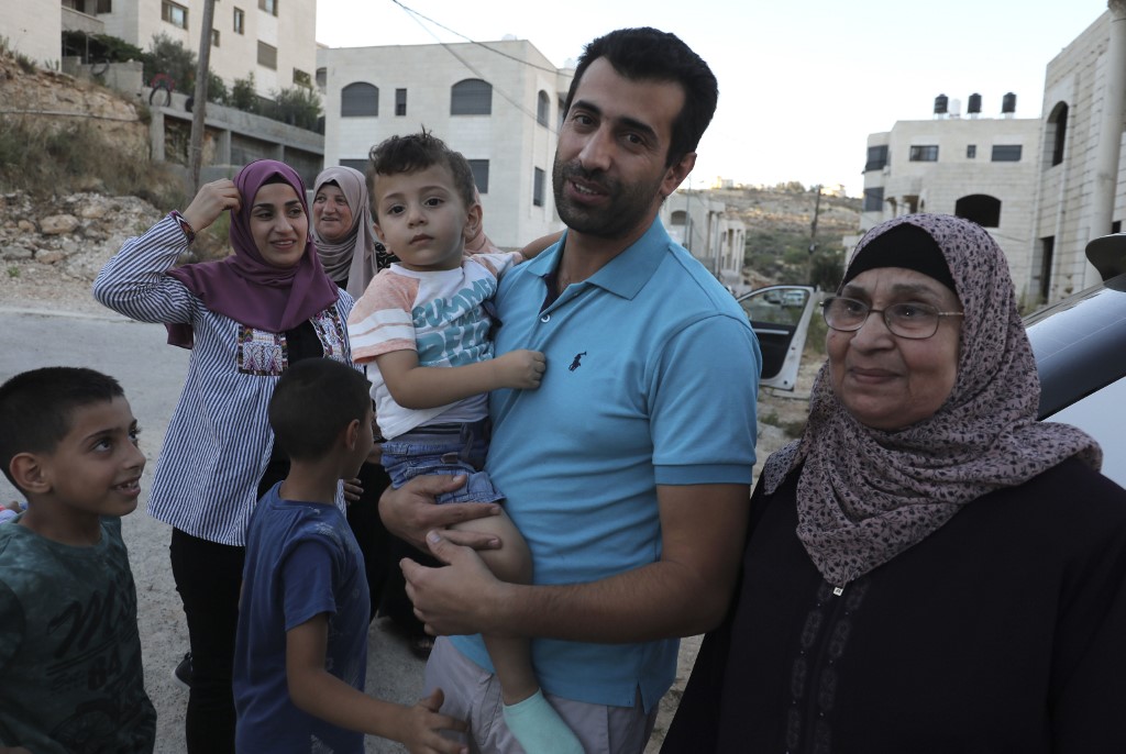 Les proches de Mahmoud Nawajaa, un fervent défenseur des droits de l'Homme, spécifiquement des droits du peuple palestinien sous l'occupation israélienne (Abbas Momani/AFP)