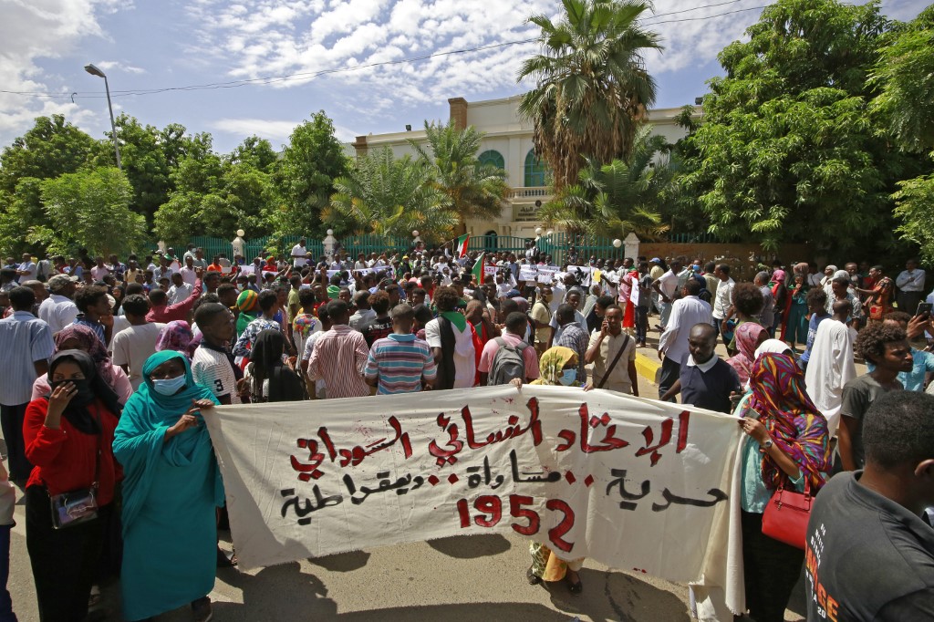 Les manifestants ont convergé vers le cœur de la capitale du Soudan lundi. (Ashraf SHAZLY/AFP)