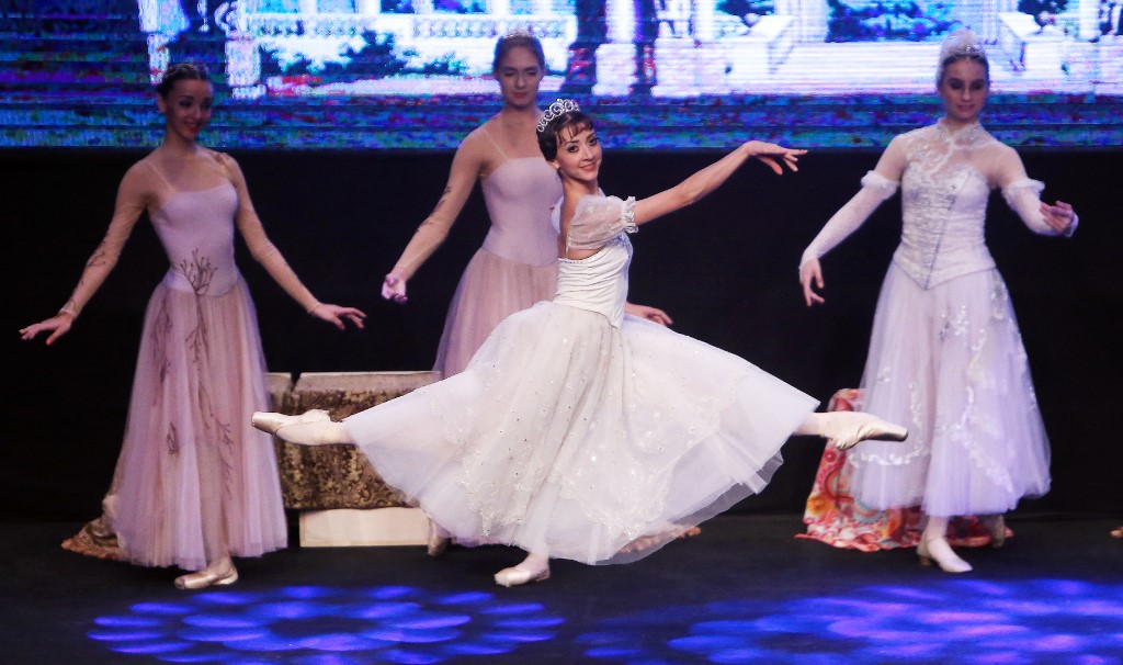 Des danseurs de ballet russes interprètent le ballet La Belle au Bois Dormant, à Koweit City en juin 2019. (Yasser AL-ZAYYAT/AFP)
