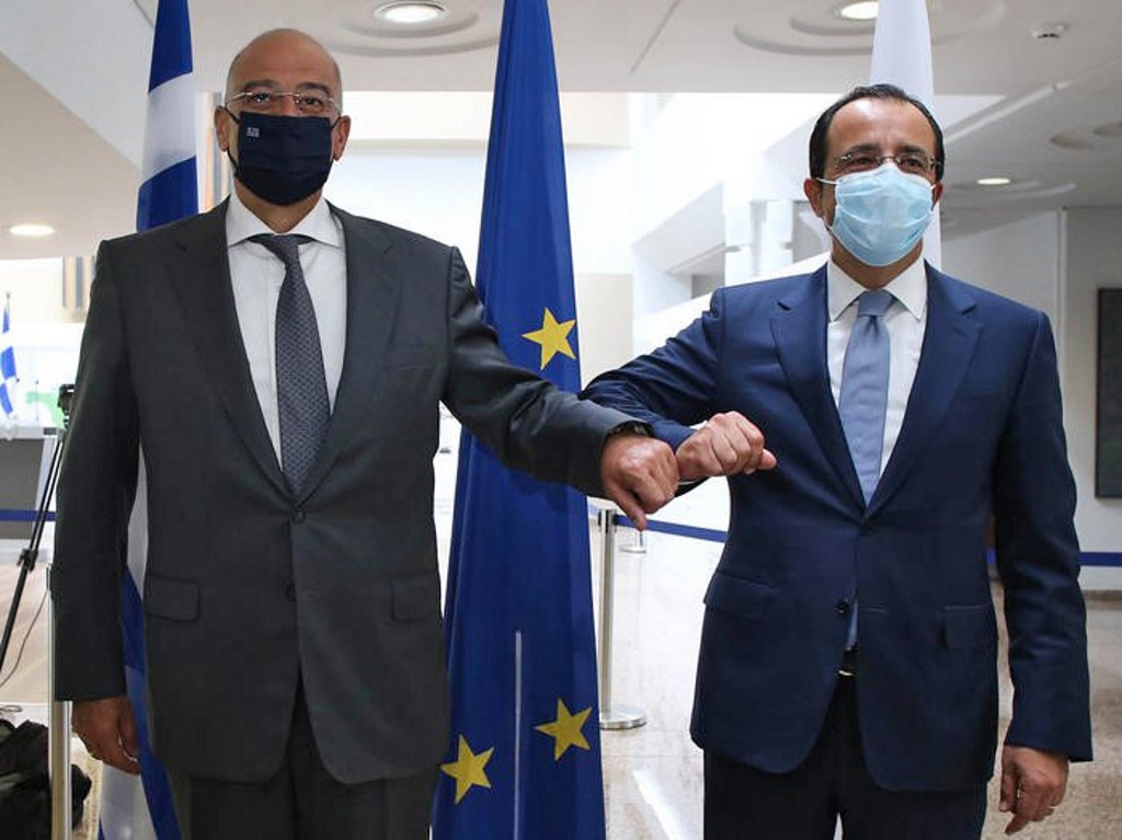 Le ministre chypriote des affaires étrangères, Nicos Christodoulides (à droite), saluant son homologue grec Nikos Dendias en Nicosie (Stravos Ioannides/AFD)