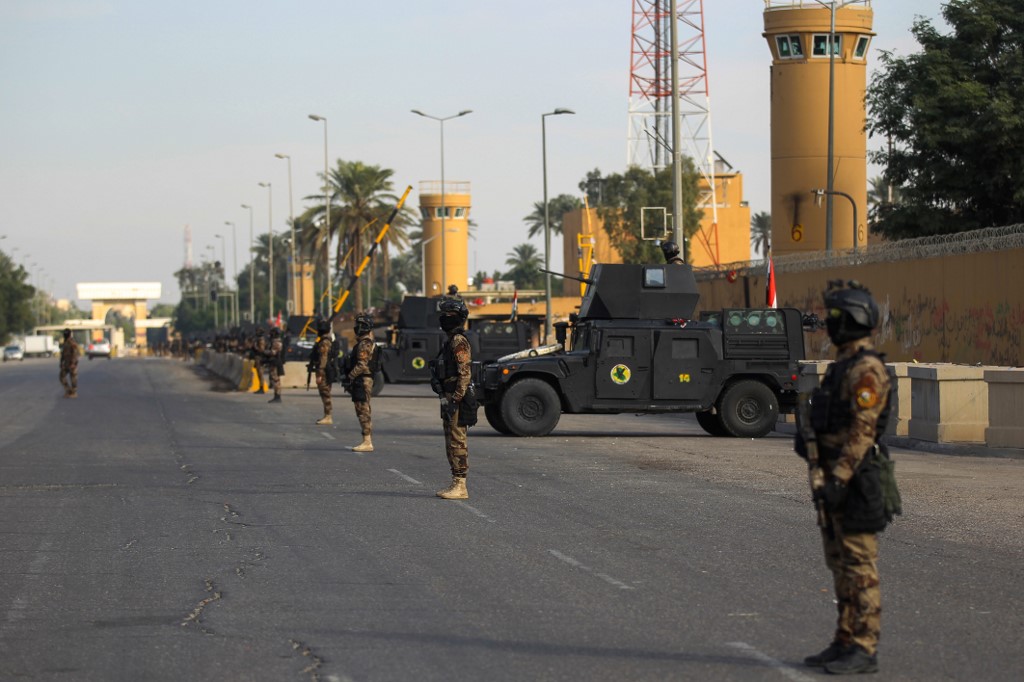 Des forces antiterroristes irakiennes montant la garde devant l'ambassade américaine dans la capitale Bagdad. (Ahmad Al-Rubaye / AFP)