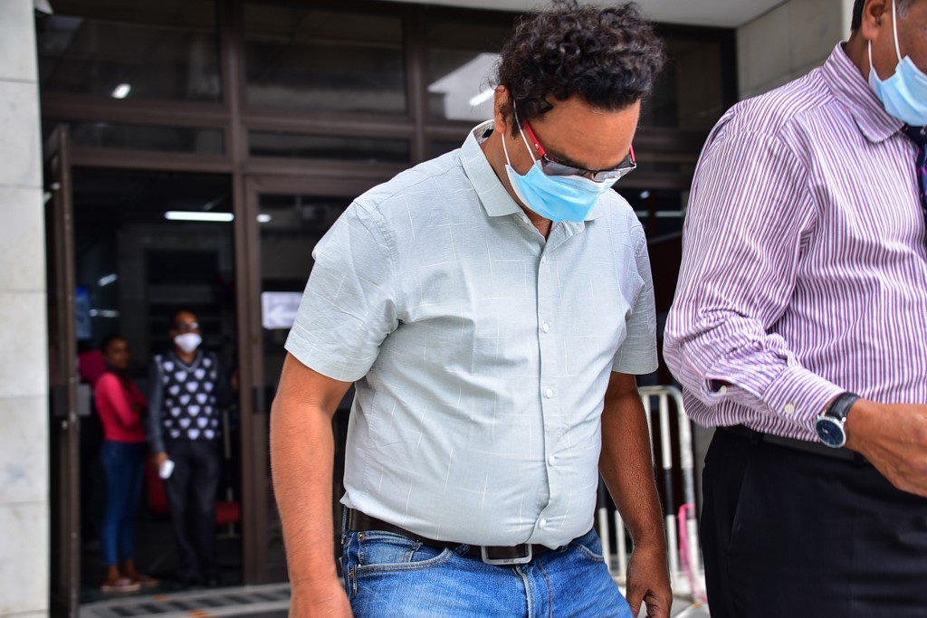 Sunil Kumar Nandeshwar, le capitaine du vraquier MV Wakashio, quittant le tribunal après l’annonce du verdict (Photo, Rishi ETWAROO/L'Express Maurice/AFP).