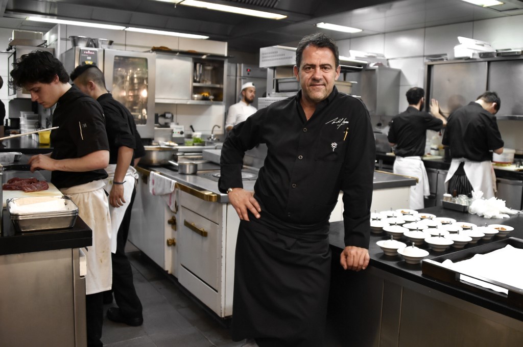 Le célèbre chef cuisinier Michel Sarran, dans la cuisine de son restaurant deux étoiles à Toulouse (Photo, Pascal PAVANI/AFP).