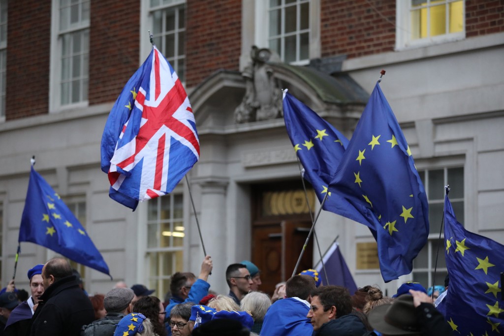 Les drapeaux du Royaume-Uni et de l’Union Européenne brandis par des manifestants pro-UE à Londres (Photo, Isabel INFANTES/AFP).