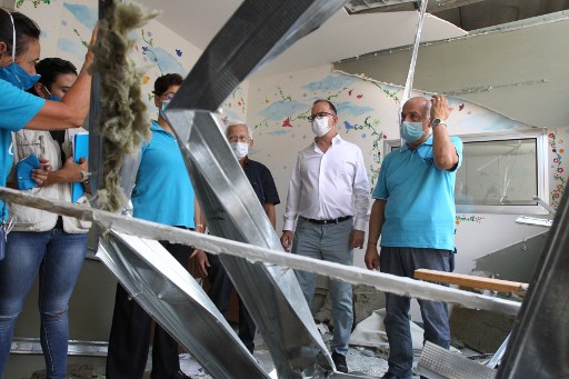Ted Chaiban, directeur régional MENA de l’UNICEF inspecte les dommages à l’hôpital de la Quarantaine à Beyrouth suite à l’explosion chimique du port (Ibrahim Amro/AFP)