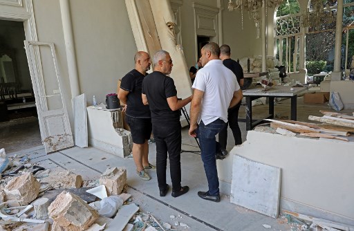 Le couturier libanais Elie Saab constatant les dommages de sa maison au quartier historique de Gemmayzé, au lendemain de l’explosion chimique survenue au port de Beyrouth. (Anwar Amro/AFP)