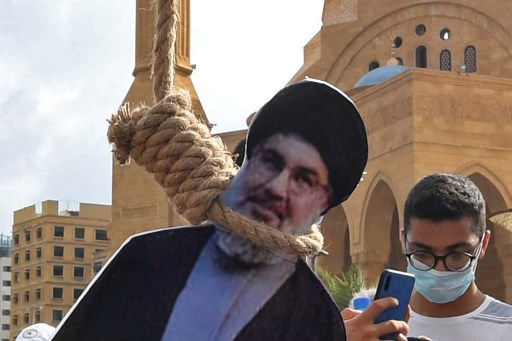 Simulacre de pendaison d’une silhouette à l’effigie du secrétaire général du Hezbollah Hassan Nasrallah au centre-ville de Beyrouth, le 8 août dernier (AFP)