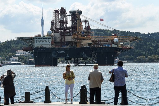 A Istanbul, plate-forme de forage semi-submersible Scarabeo9 traversant le Bosphore en route vers la mer Noire. (Ozan Kose/AFP)