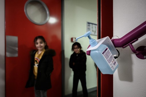 Diffuseurs de gel hydroalcoolique dans une école parisienne (Philippe Lopez/AFP)
