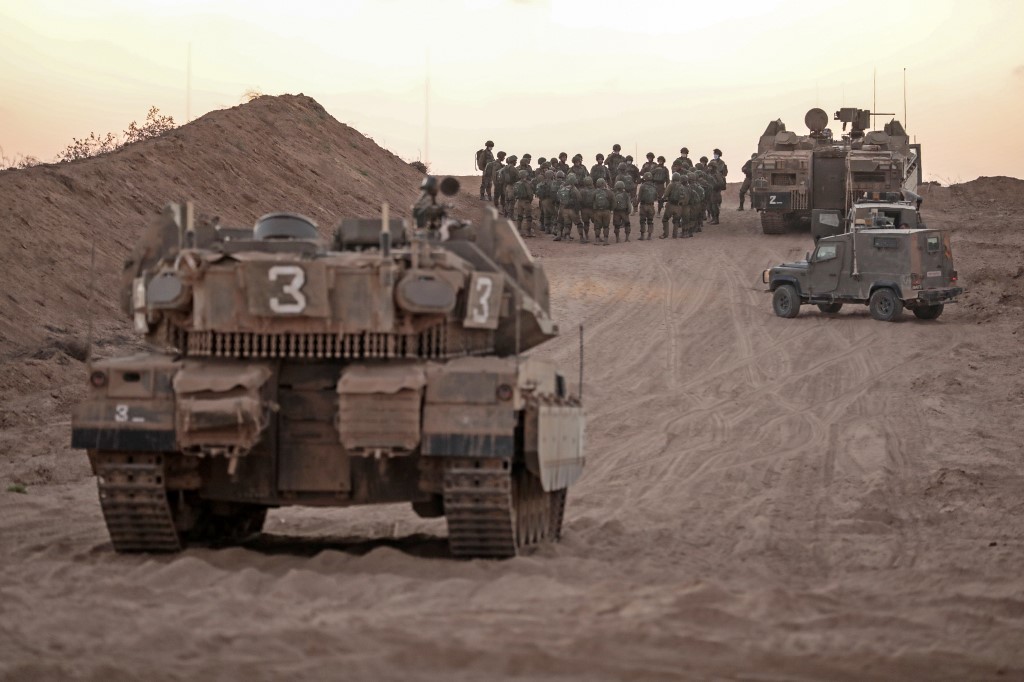 Les forces israéliennes se rassemblent autour de la ville de Sderot, à la frontière de la bande de Gaza (Photo, Menahem KAHANA/AFP).