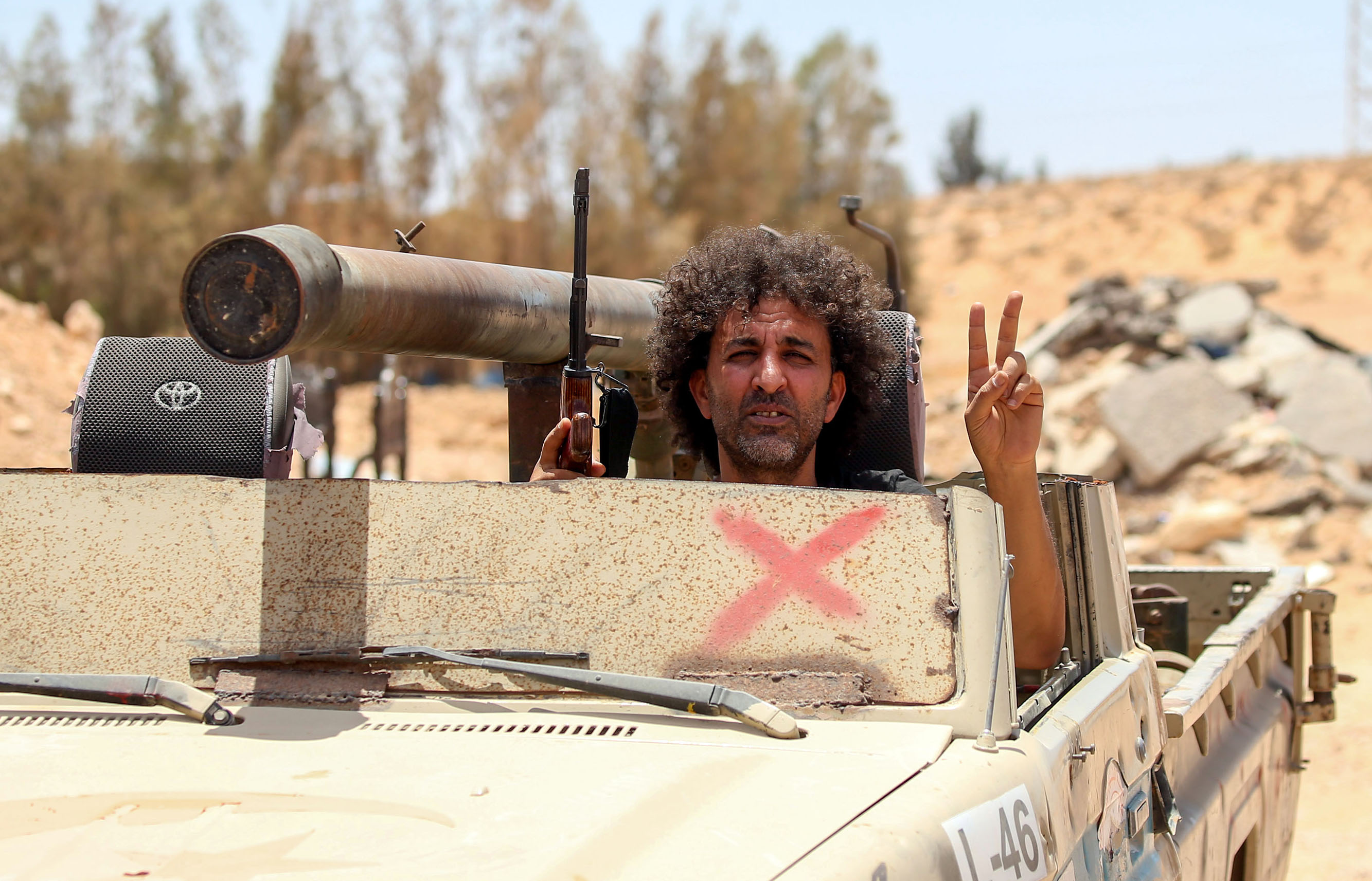 Les combattants fidèles au gouvernement libyen d'accord national (GNA) reconnu par l'ONU sécurisent la zone d'Abou Qurain, à mi-chemin entre la capitale Tripoli et Benghazi (Mahmud Turkia/AFP)