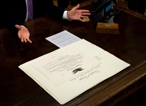 Le document officiel de l’accord de normalisation entre les EAU et Israël (Doug Mills-Pool/Getty Images/AFP)