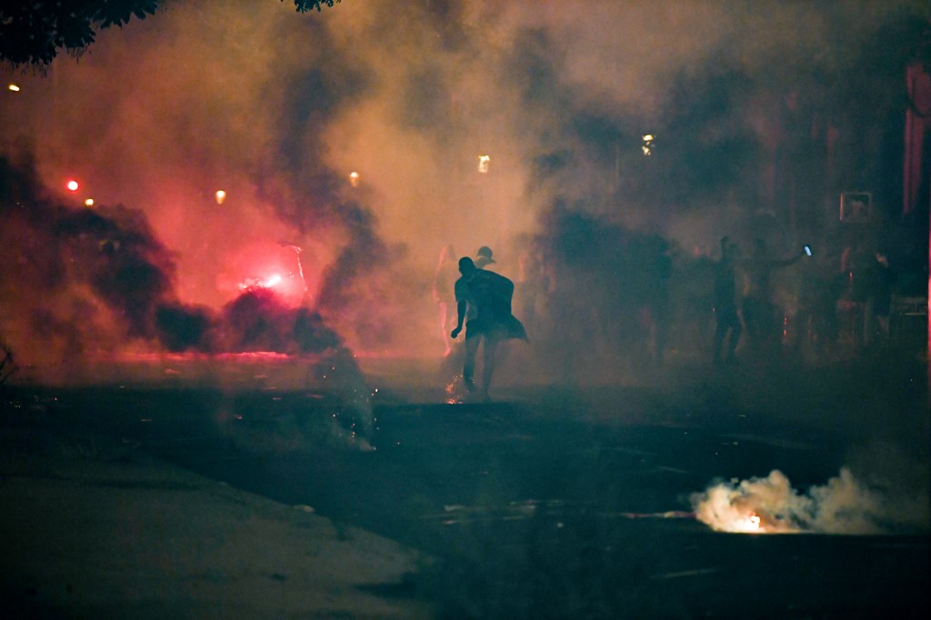 Feu d’artifices contre gaz lacrymogènes : une fin de match mouvementée pour les parisiens (Photo, Alain JOCARD/AFP).