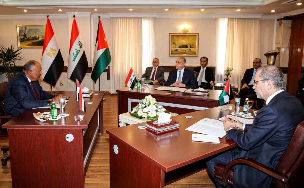 Le ministre égyptien des Affaires étrangères Sameh Shoukry, le ministre irakien des Affaires étrangères Mohammed Ali Hakim et le ministre jordanien des Affaires étrangères Ayman Safadi lors de leur rencontre à Bagdad l'an dernier (Sabah Arar/AFP)