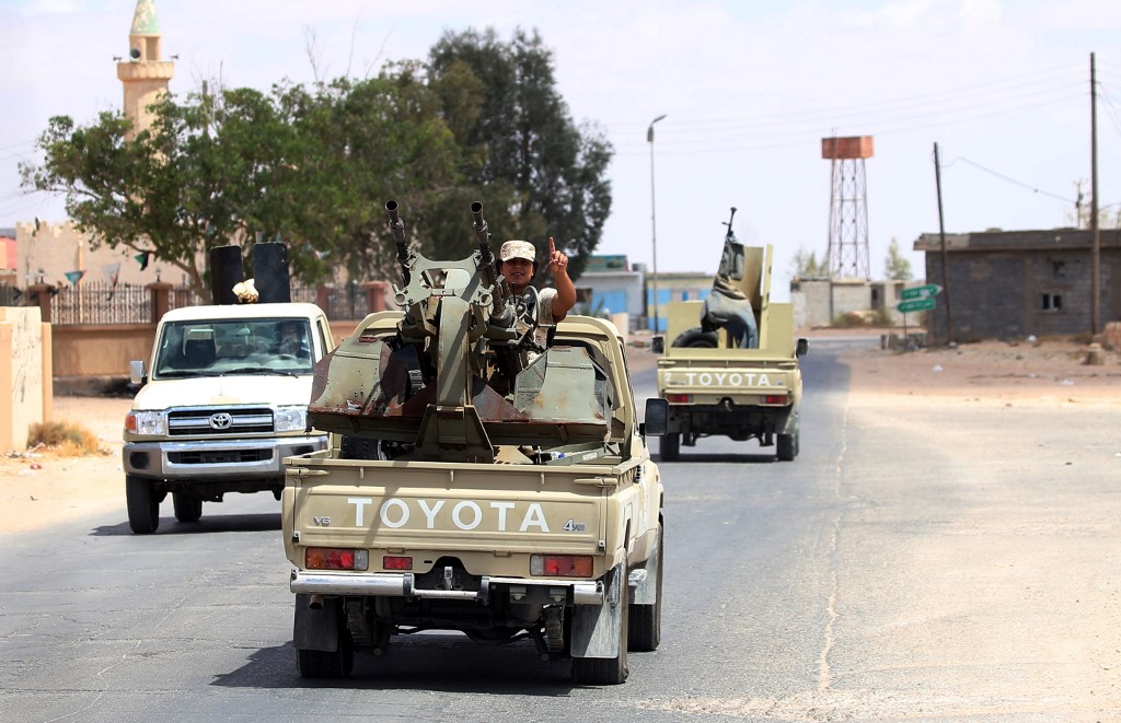 Des combattants fidèles au gouvernement libyen d'accord national (GNA) reconnu par l'ONU qui sécurisent la zone d'Abu Qurain (Mahmud Turkia/AFP)