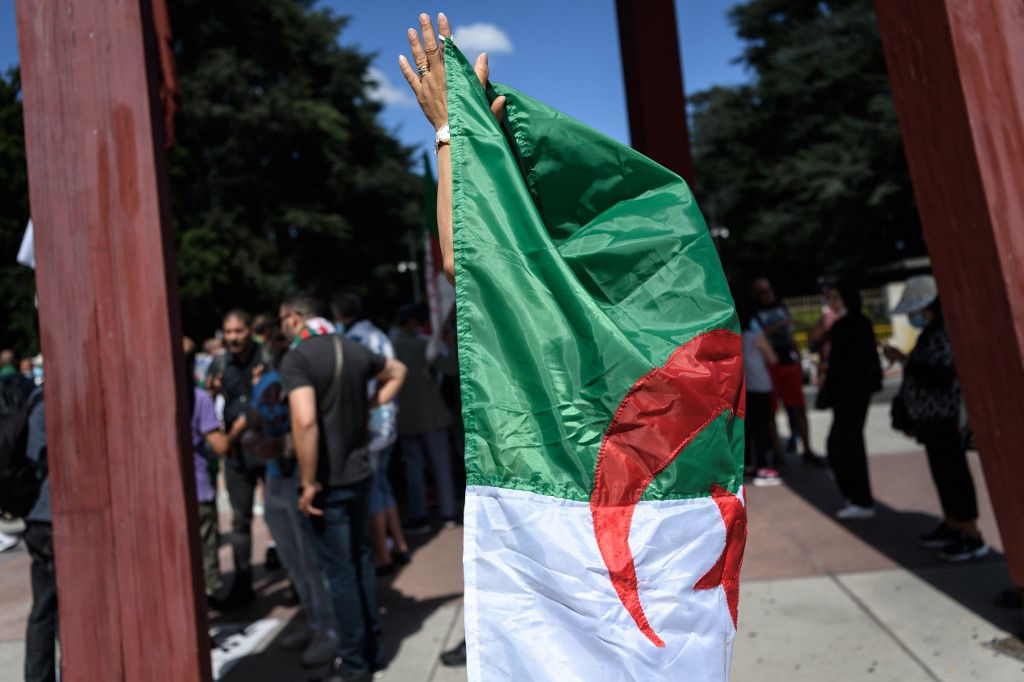 Une femme algérienne lors de manifestations (Fabrice Coffrini/AFP)