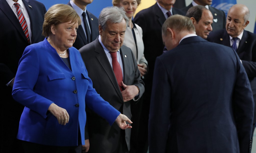 La chancelière Angela Merkel s’adressant au président Vladimir Poutine lors d’un sommet international en janvier (Photo, Odd ANDERSEN/AFP).La chancelière Angela Merkel s’adressant au président Vladimir Poutine lors d’un sommet international en janvier (Photo, Odd ANDERSEN/AFP).